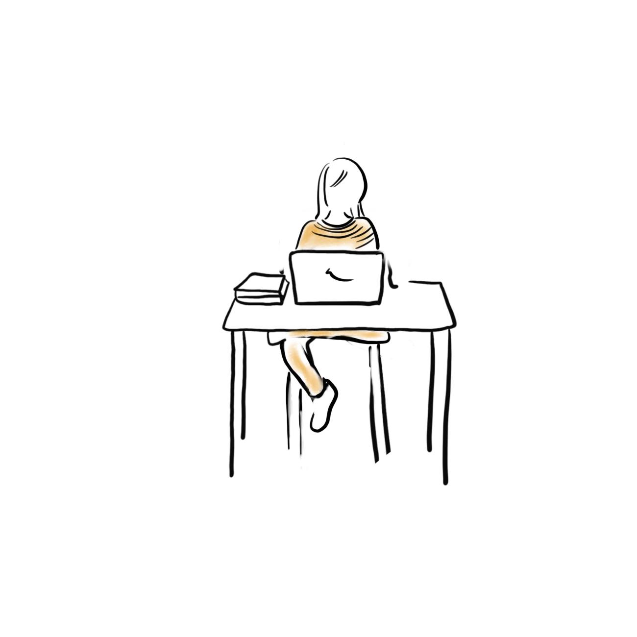 Naine istub laua taga, millel on sülearvuti ja suletud raamat.